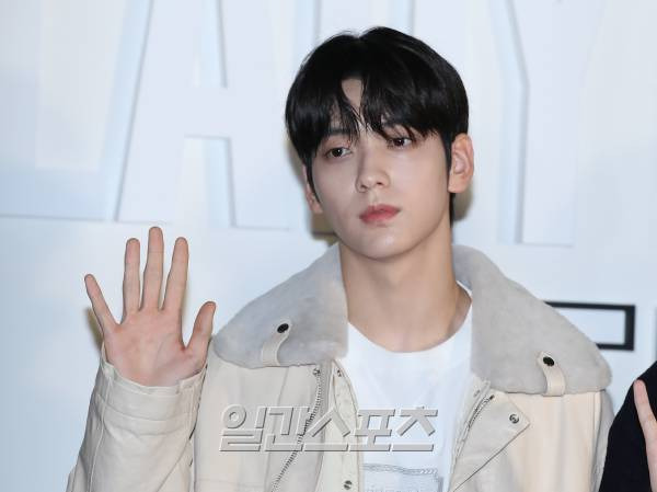 [포토] TXT 수빈, 비주얼 킹의 손인사