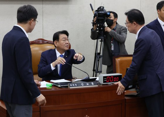 김교흥 국회 행정안전위원회 위원장이 31일 서울 여의도 국회에서 열린 행정안전위원회 전체회의에서 국민의힘 이만희 간사, 강병원 더불어민주당 간사와 대화를 하고 있다. 뉴스1