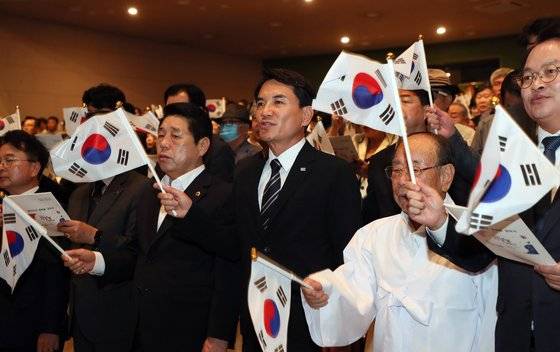 제78주년 광복절을 맞은 15일 강원특별자치도 강원대 춘천캠퍼스에서 경축식이 열려 김진태 지사(가운데) 등 참석인사들이 광복절 노래를 제창하고 있다. 연합뉴스