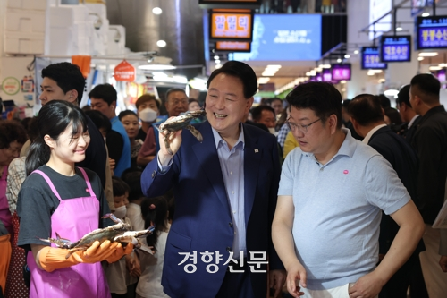 윤석열 대통령이 31일 서울 동작구 노량진수산시장을 찾아 꽃게를 구매하며 상인과 대화하고 있다. 대통령실 제공