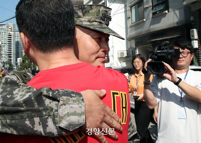 채모 상병 순직 사건을 수사하다 항명 등의 혐의로 입건된 박정훈 전 해병대 수사단장(대령)이 1일 오전 구속 전 피의자심문(영장실질심사)을 받기 위해 서울 용산구 군사법원으로 들어가기 전 예비역 동기들과 인사를 나누고 있다. 2023.9.1/서성일 선임기자