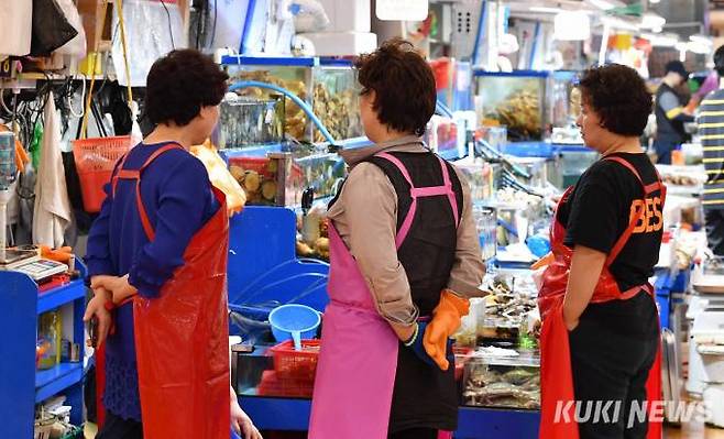 31일 저녁시간, 노량진수산시장 1층 수산물 판매대 앞에서 손님들이 뜸하자 상인들이 모여 일본 후쿠시마에서 방류 중인 오염처리수와 수산물 판매에 대해 이야기를 나누고 있다.