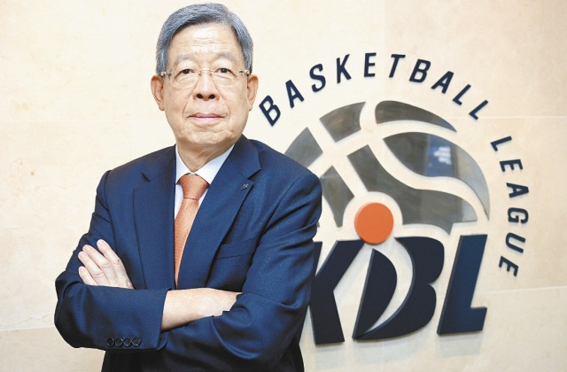 김희옥 한국농구연맹(KBL) 총재가 지난달 24일 서울 강남구 KBL센터에서 국민일보와 인터뷰에 앞서 포즈를 취하고 있다. KBL 수장이 된 후 2년 연속 흑자 재정을 이룬 김 총재는 프로농구 인기 회복에도 온 힘을 다하겠다고 밝혔다. 윤웅 기자