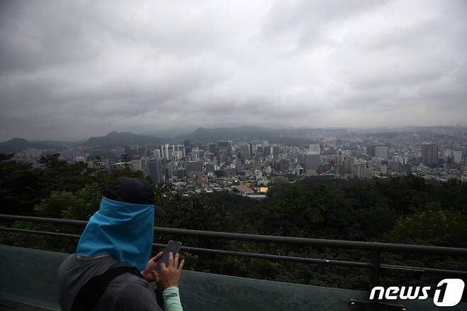 서울 지역 장맛비가 소강상태에 접어든 지난 7월24일 서울 용산구 남산타워에서 바라본 하늘에 먹구름이 드리워져 있다. /사진=뉴스1