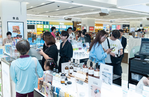 중국발 크루즈선이 제주항에 입항하면서 중국인 관광객들이 시내면세점을 찾았다. 신라면세점 제주점에서 중국인 단체관광객들이 쇼핑을 하고 있다. /사진=신라면세점