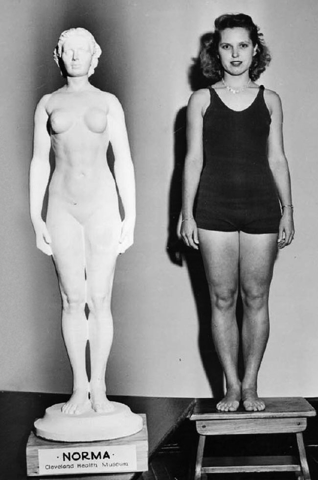 1945년 미국 여성의 평균으로 여겨진 조각 ‘노르마’(왼쪽)와, 이와 가장 흡사한 사람을 찾는 대회에서 우승한 마사 스키드모어.  와이즈베리 제공