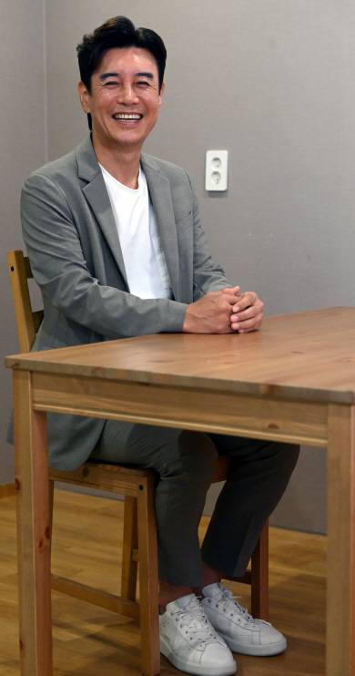 유튜브 채널 ‘꼰대희’로 100만 구독자를 달성한 개그맨 김대희는 “꼰대희 형님을 모셔야 하는데 바빠서 제가 나왔다”고 너스레를 떨었다.  곽성호 기자