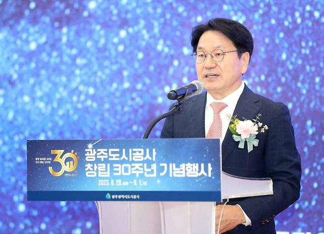 강기정 광주광역시장은 1일 광주도시공사 창립 30주년을 맞아 “새로운 100년을 바라보며 이제는 ‘내일의 도시’를 그려야 할 때”라고 강조했다.