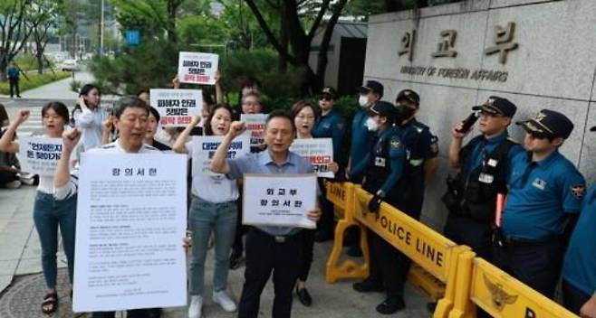 '역사정의와 평화로운 한일관계를 위한 공동행동'에 참여하고 있는 시민사회단체 회원들이 지난 7월 4일 서울 종로구 외교부 청사 앞에서 '제3자 변제'를 반대해 온 일제 강제동원 피해자 및 유족들을 대상으로 외교부가 공탁 절차를 개시하겠다고 밝힌 것과 관련해 이를 규탄하는 기자회견을 마친 뒤 항의서한을 전달하기 위해 민원실로 향하는 모습. 연합뉴스