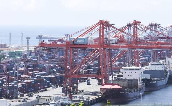 하역작업으로 분주한 부산항 - 1일 부산항에서 컨테이너 하역작업이 이뤄지고 있다. 지난달 무역수지는 16억 달러 흑자를 기록하며 2개월 연속 흑자 기조를 이어갔다. 1일 산업통상자원부가 발표한 ‘7월 수출입 동향’에 따르면 지난달 수출은 전년 대비 16.5% 감소한 503억 3000만 달러, 수입은 25.4% 감소한 487억 1000만 달러로 집계됐다. 이에 따라 지난달 무역수지는 16억 3000만 달러 흑자를 기록했다. 2023.8.1 연합뉴스