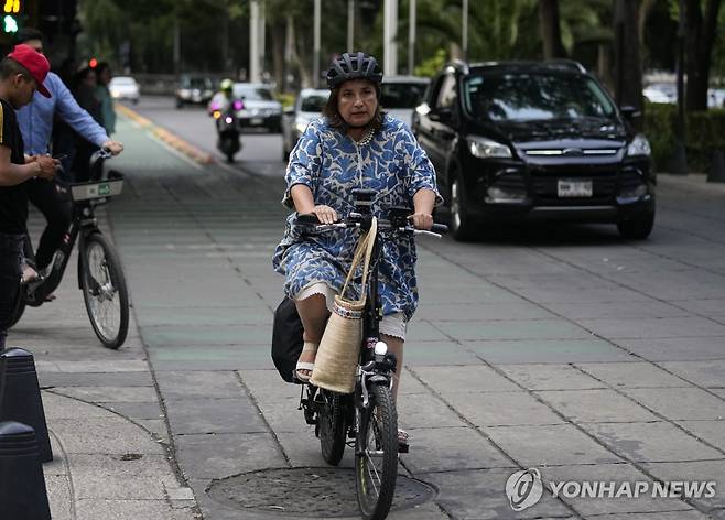 지난 9일(현지시간) 자전거 타고 이동하는 소치틀 갈베스 멕시코 상원 의원 [AP 연합뉴스 자료사진. 재판매 및 DB 금지]