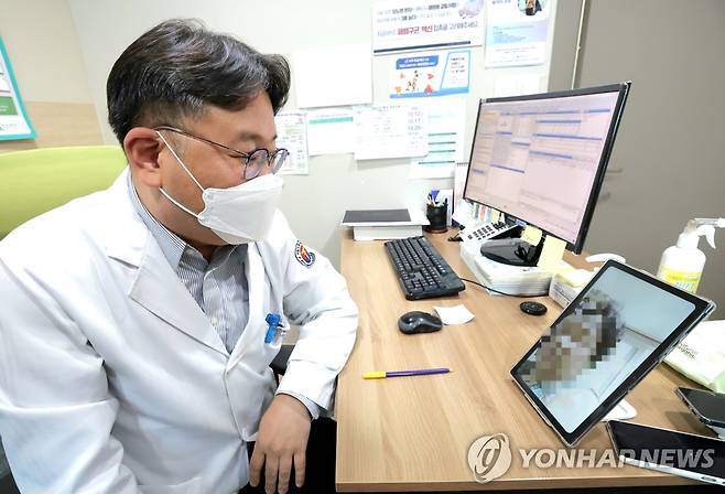 내달 비대면진료 시범사업 전환 (서울=연합뉴스) 다음 달 비대면진료 시범사업 전환을 앞두고 30일 서울 도봉구 한 의원에서 비대면진료 시범사업과 관련해 비대면 진료 과정이 취재진에 시연되고 있다. 2023.5.30 [보건복지부 제공. 재판매 및 DB 금지] photo@yna.co.kr