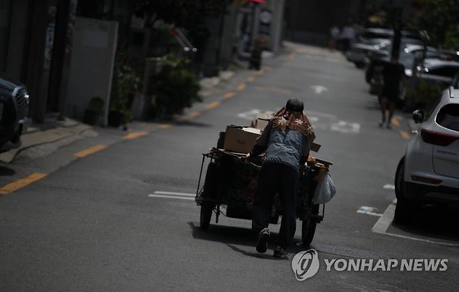 폐지 수레 끄는 어르신. 2020.07.08  [연합뉴스 자료사진]