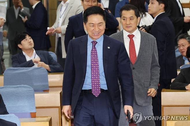 의총 참석하는 김기현 대표 (서울=연합뉴스) 한상균 기자 = 국민의힘 김기현 대표가 1일 서울 여의도 국회에서 열린 의원총회에 참석하고 있다. 2023.9.1 xyz@yna.co.kr