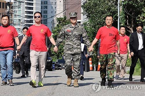 군사법정으로 향하는 박정훈 전 해병대 수사단장     (서울=연합뉴스) 김주성 기자 = 채 모 상병 순직 사건을 수사하다 항명 등의 혐의로 입건된 박정훈 전 해병대 수사단장(대령)이 1일 오전 구속 전 피의자심문(영장실질심사)을 받기 위해 해병대 예비역 동기들의 손을 잡고 서울 용산구 군사법원으로 들어가고 있다. 2023.9.1
    utzza@yna.co.kr
(끝)