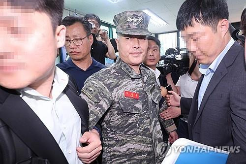 구인영장 집행된 박정훈 전 해병대 수사단장     (서울=연합뉴스) 김주성 기자 = 채 모 상병 순직 사건을 수사하다 항명 등의 혐의로 입건된 박정훈 전 해병대 수사단장(대령)이 1일 오전 구인영장이 집행돼 구속 전 피의자심문(영장실질심사)이 열리는 서울 용산구 군사법원으로 구인되고 있다. 2023.9.1
    utzza@yna.co.kr
(끝)