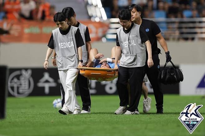 1일 경기 중 부상으로 실려 나가는 세징야 [한국프로축구연맹 제공. 재판매 및 DB 금지]