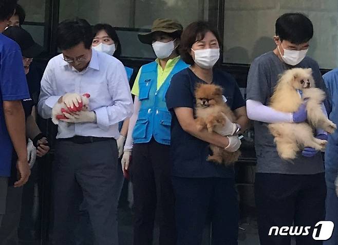 김동연 경기도지사가 2일 화성시 개 번식장에서 구조한 개들을 반려마루 여주로 옮기면서 생후 3주된 강아지 '동주'를 안고 있다.(경기도 제공) ⓒ 뉴스1