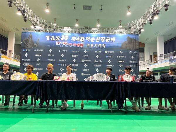 한일 국가대항전을 앞두고 기자회견에 참가한 8명의 선수들. 사진┃TAS