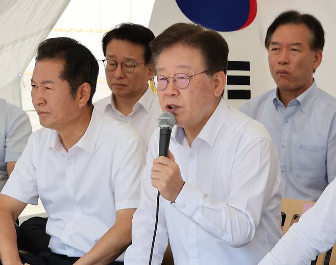 이재명 더불어민주당 대표가 1일 오전 서울 여의도 국회 본청앞 단식투쟁천막에서 열린 최고위원회의에서 발언을 하고 있다. /뉴스1