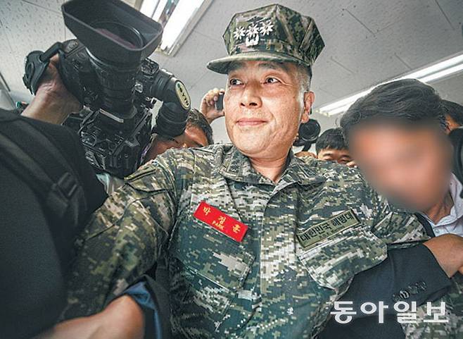 해병대 채모 상병 순직 사건을 수사하다 항명 혐의로 구속영장이 청구된 박정훈 전 해병대 수사단장(대령)이 1일 서울 용산구 
중앙지역군사법원 앞에서 군 검찰로부터 강제 구인되고 있다. 송은석 기자 silverstone@donga.com