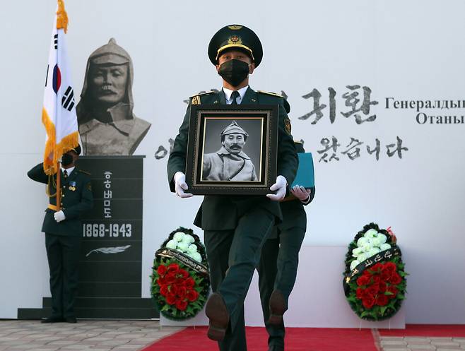 카자흐스탄 크즐오르다시 홍범도 장군 묘역에서 2021년 8월14일 유해가 수습돼 운구되고 있다. 연합뉴스