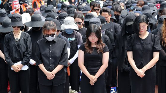 지난달 26일 오후 서울 영등포구 국회 앞에서 전국교사일동이 연 '국회 입법 촉구 추모집회'에서 참가자들이 묵념하고 있다..뉴스1