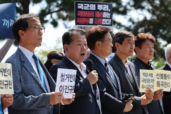 국회 국방위원회 소속 더불어민주당 간사 김병주 의원이 1일 오전 서울 노원구 육군사관학교 앞에서 홍범도 장군 흉상 철거 이전 규탄 기자회견에서 발언하고 있다. 왼쪽부터 윤후덕·김병주·우원식 의원, 이종걸 전 의원, 기동민 의원. 연합뉴스