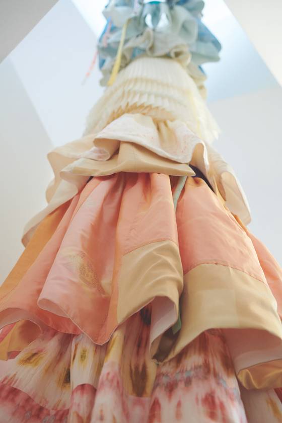 아름지기 사옥 층계에 전시된 치마 설치물. [사진 아름지기]