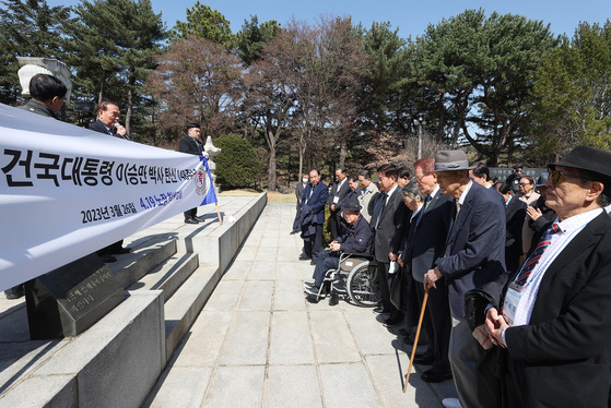 지난 3월 26일 이영일·한화갑 전 의원 등 4·19 세대 각계 원로들이 국립서울현충원에 있는 이승만 전 대통령 묘역을 찾아 참배했다. 이들은 보도자료를 통해 이 전 대통령 탄생 148주년을 맞아 묘소를 참배한다고 밝혔다. [연합뉴스]