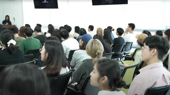 에코마케팅 직원들이 '케이스 스터디'를 하고 있다. 윤현주 기자