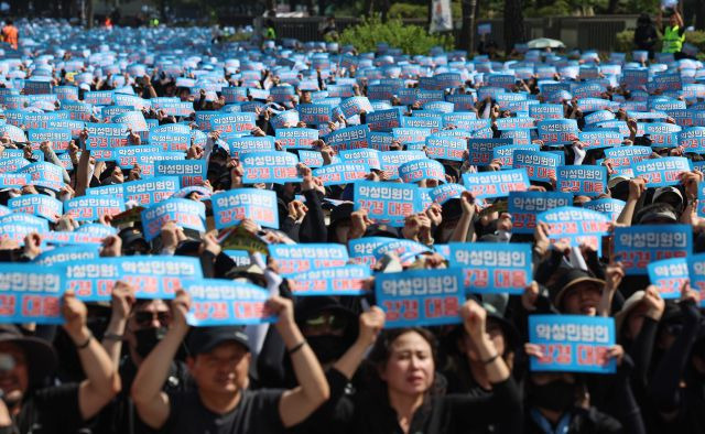 전국의 교사들이 2일 서울 여의도 국회의사당 앞에서 열린 서이초 교사 추모 집회에서 팻말을 들고 구호를 외치고 있다. 연합뉴스