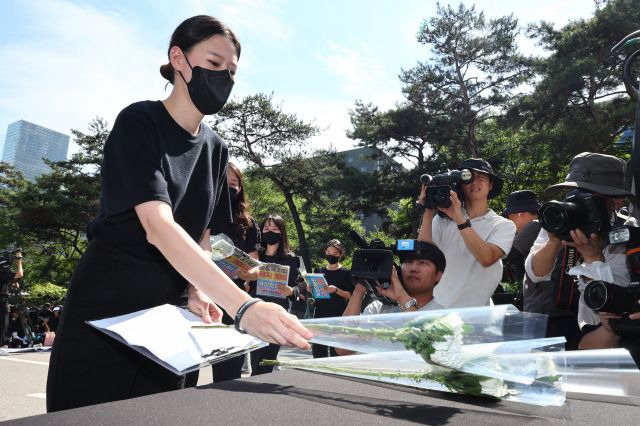 지난 7월 숨진 서이초 교사의 동료들이 2일 서울 여의도 국회의사당 앞에서 열린 추모 집회에서 헌화하고 있다. 연합뉴스