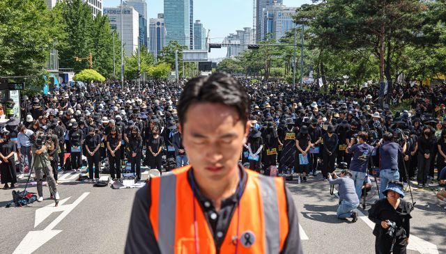 교사들이 2일 서울 여의도 국회의사당 앞에서 열린 서이초 교사 추모 집회에서 묵념하고 있다. 연합뉴스