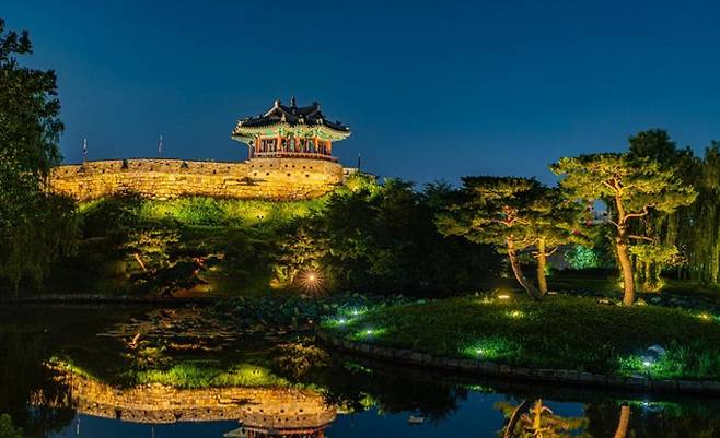 수원화성은 성곽 등 주요 시설에 경관 조명이 설치돼 있어 밤에 산책하기 좋다. /사진=한국관광공사(다님 7기 김정흠)