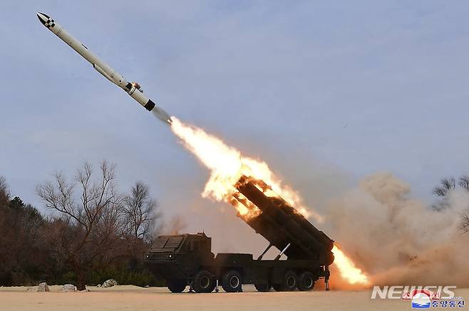 [리원=AP/뉴시스] 북한 조선중앙통신이 24일 공개한 사진에 지난 22일 함경남도 리원군 해안에서 북한의 전략순항미사일 '화살'이 시험 발사되고 있다. 2023.03.24.