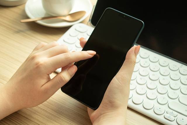 문자메시지에 포함된 인터넷 주소는 가급적 클릭하지 않는 편이 안전합니다. 이미지투데이