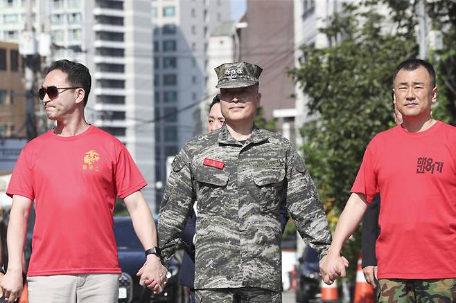 박정훈 전 해병대 수사단장이 해병대 동기 전우와 지난 1일 서울 용산구 국방부 군사법원으로 향하고 있는 모습. 뉴시스