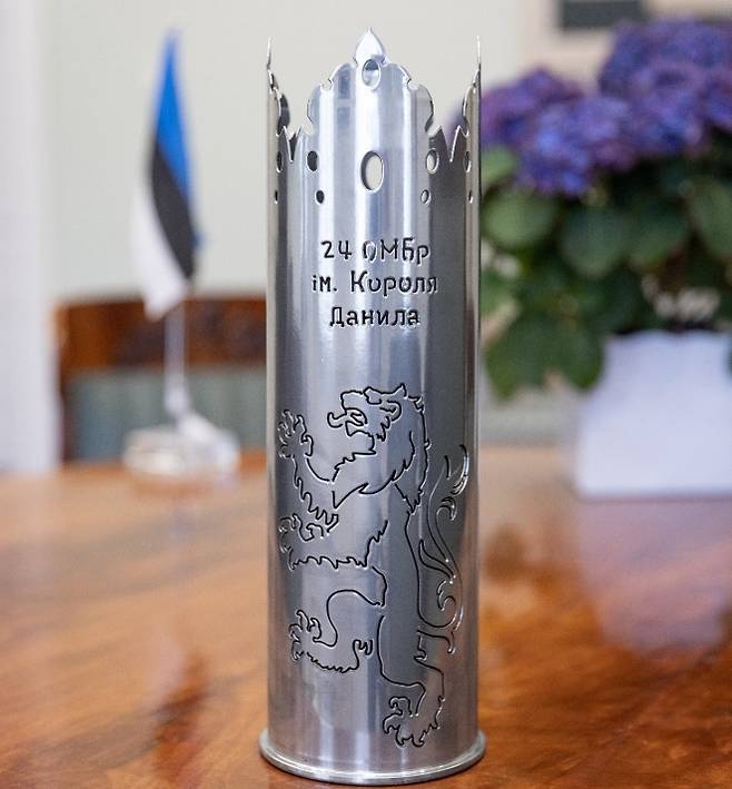 우크라이나군 장병들이 에스토니아 국민 그리고 카야 칼라스 에스토니아 총리에 대한 고마움을 담아 제작한&nbsp;감사패. 120㎜ 포탄 탄피를 개조해 만들었다. 칼라스 총리 SNS 캡처