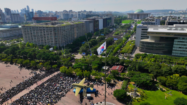 2일 서울 여의도 국회 앞에서 진행된 7차 집회에 모인 교사들. 주최 측 추산 20만 명 이상이 운집했다. 독자 제공