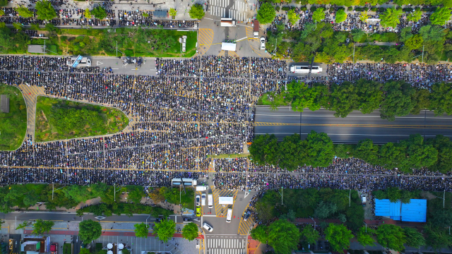 2일 서울 여의도 국회 앞에서 진행된 7차 집회에 모인 교사들. 주최 측 추산 20만 명 이상이 운집했다. 독자 제공