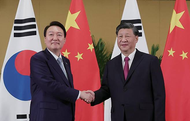 2022년 11월15일 윤석열 대통령과 시진핑 중국 국가주석이 인도네시아 발리에서 열린 G20회의에서 양국 정상회담을 하고 있다. ⓒUPI 연합