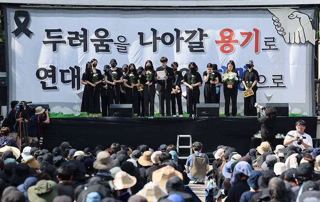 2일 오후 서울 영등포구 국회대로에서 열린 '50만 교원 총궐기 추모 집회'에서 지난 7월 숨진 서이초 교사의 대학원 동기들이 연단에 올라 발언하고 있다. ⓒ 연합뉴스