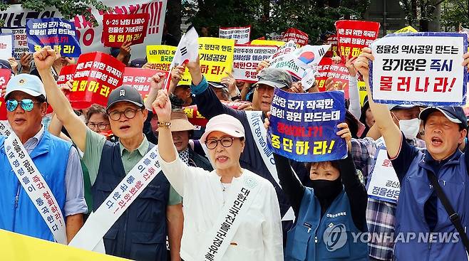 보훈단체, 나흘째 정율성 기념사업 반대 집회 (광주=연합뉴스) 정다움 기자 = 2일 오후 광주 남구 양림동 정율성거리에서 대한민국전몰군경유족회·미망인회 회원들이 광주시의 '정율성 역사공원 조성사업' 철회를 촉구하는 집회를 하고 있다. 2023.9.2 daum@yna.co.kr