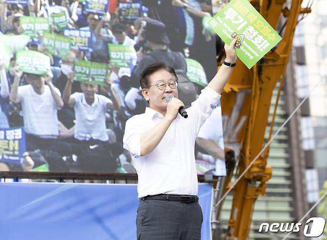 이재명 더불어민주당 대표가 2일 오후 서울 세종대로에서 열린 ‘후쿠시마 핵오염수 해양투기 중단·윤석열 정부 규탄 범국민대회’에 참석해 발언하고 있다./뉴스1 ⓒ News1 김진환 기자