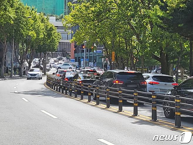 3일 오후 수성못 일부 구간에서 교통정체가 빚어져 경찰관이 현장에 투입돼 흐름을 정리하고 있다.2023.9.3/뉴스1 ⓒ News1 이성덕 기자