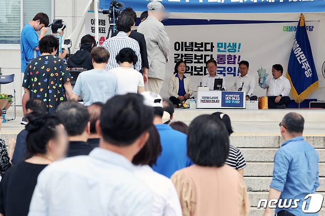 3일 오후 서울 여의도 국회 본청 앞에서 나흘째 단식 중인 이재명 더불어민주당 대표를 응원하기 위해 지지자들이 줄지어 서 있다. 2023.9.3/뉴스1 ⓒ News1 황기선 기자