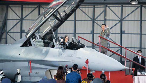 2021년11월 성능 개량을 마치고 실전 배치된 F-16V 조종석에 앉은 차이잉원 대만 총통. 대만은 1990년대초 도입된 구형 F-16 141대를 F-16V로 개량하는 작업을 진행 중이다. /AP 연합뉴스
