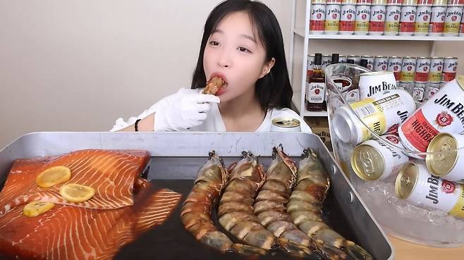 '먹방' 유튜버 쯔양이 지난달 25일 올린 연어장과 새우장을 먹는 영상. 후쿠시마 오염수 방류가 시작됐는데 일본 주류 기업 협찬을 받아 해산물을 먹었다는 이유로 일부 시청자는 악플을 달았다/쯔양 유튜브