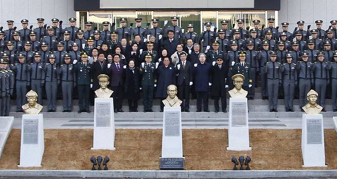 육군사관학교의 충무관 앞에 있는 독립운동가 5인의 흉상. 왼쪽부터 홍범도 장군, 지청천 장군, 이회영 선생, 이범석 장군, 김좌진 장군./육군사관학교 제공